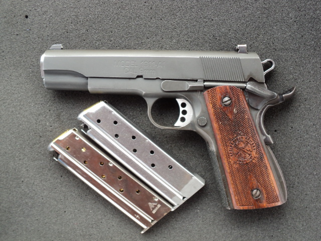 Springfield Armory. 9mm. ปืนหาชมยากอีก 1 กระบอก... 

เท่าที่ทราบ กระบอกนี้อายุเกือบ 40 ปีแล้ว.. แต