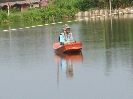 พี่มิตรขอลองมั่ง ลอยเรือตีปลา  :grin: :grin: :grin: