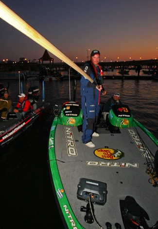 Dennis Tiejte กำลังเอาไม้ค้ำสำหรับเข้าหมายสาหร่ายลงเรือ เขาตัดสินใจเด็ดขาดว่าถ้าไม่รุ่งด้านตกปลาจะไป