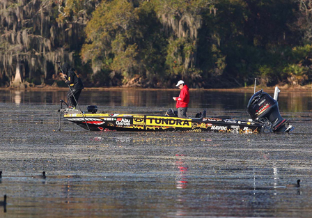 Michael Iaconelli กำลังลำบากถ่อเรือลุยหมายสาหร่าย ขณะที่กรรมการประจำเรือถ่ายรูปเอา ถ่ายรูปเอา  :grin