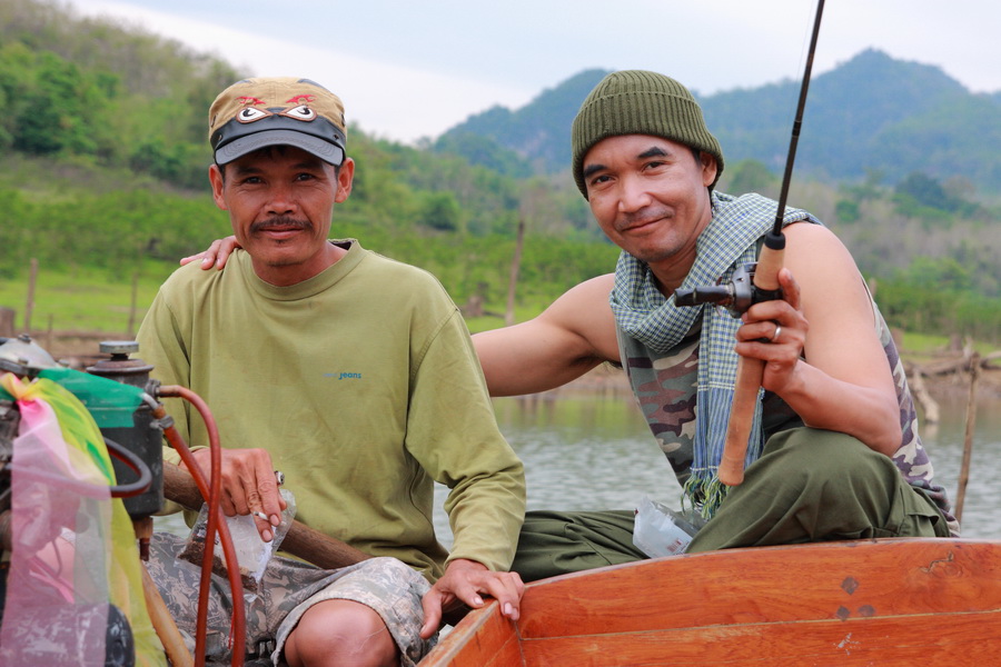 ส่วนพี่ท่านก็ไปตีสนิท เห็นใส่ซองไป สงสัย ! ให้ไปตีที่อื่น แน่เลย :grin: :grin: