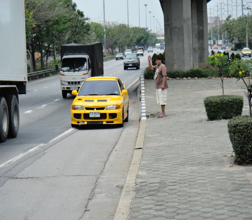 หันมา ด้าน หลัง จาก รถ สีเหลือง จอดอยู่ ข้างทาง เย้ๆๆ คนไทย มีน้ำใจ มาช่วยแล้ว ถามไป ถามมา รถ พี่เขา