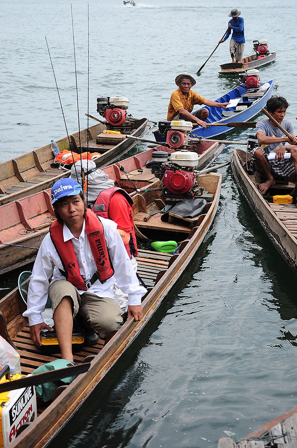 ทีลงเรือชาวบ้านจับฉลากเลือกเรือ ใครเจอเรือของตนเองก็ลงแล้วออกไปได้เลย :blush: