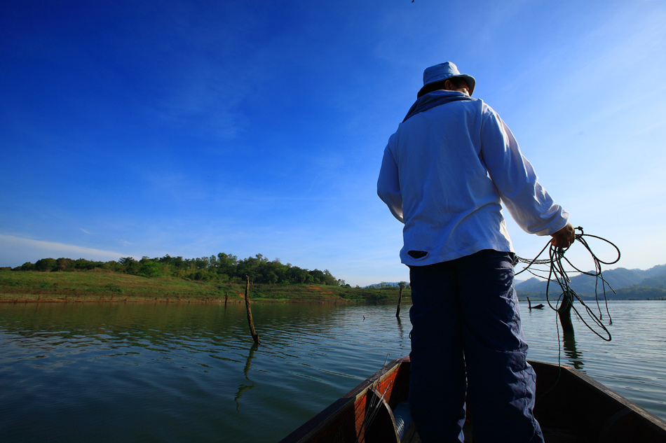 หาเหลี่ยมตอไม้ที่จะผูกให้เรืออยู่นิ่งๆ แต่ละคน น้ำหนักตัวเฉลี่ย 80-110 โล ขยับตัวที ใจหายแว๊บบ !!!  