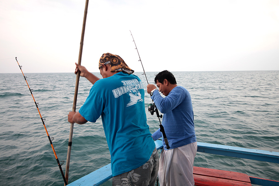 
 [b] ผมเดินเอาปลาตัวนี้ไปเก็บ ที่หัวเรือ

ที่ท้ายเรือ  น้าดนัย  โดนอีกแล้ว

รีบวิ่งมา ก็ กำลัง