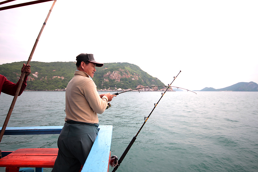 
 [b]  ท้ายเรือ  มีผิดคิว

เฮียศักดิ์  ตกปลาเล็กอยู่ดีๆ  ดันมีปลาใหญ่ เข้ามาฉวย[/b]


 :grin: