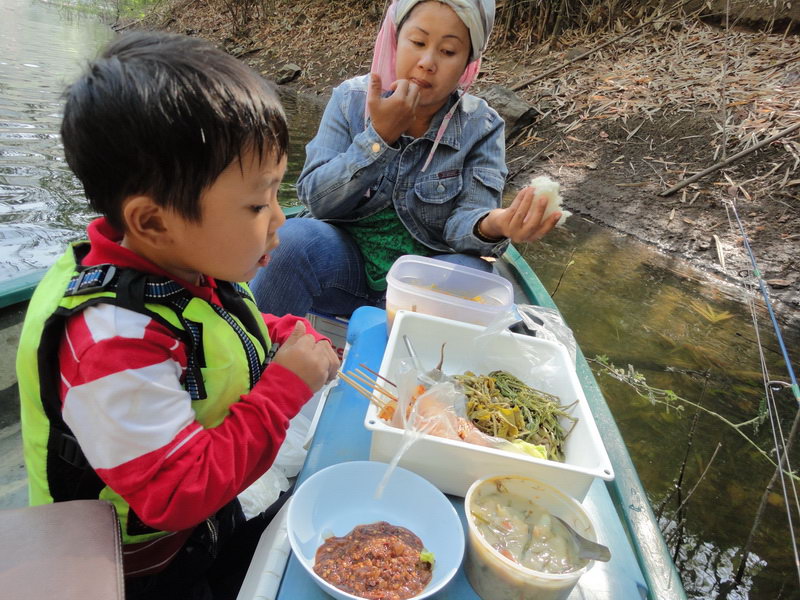 แกงขนุน ( เมนูโปรด คนเมืองเหนือ )
ผักลวก
น้ำพริก
หมูปิ้ง
น้ำยาป่าปลาไก่ ( เนื้อปลาป่นเป็นน้ำยา ช