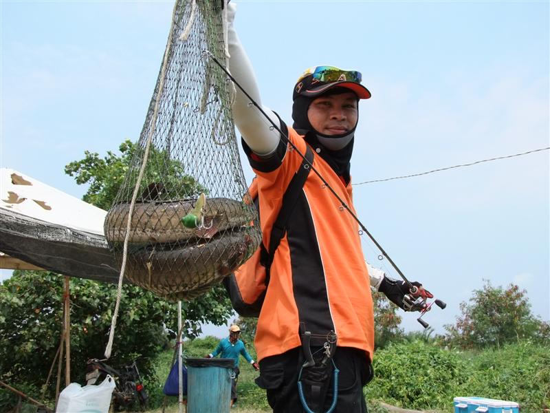 [b]มาดูผลงาน ของโปรไข่ดาวบ้างครับ ขวีมือไม่ธรรมดาเลย (ยืมปลาใครมาป่าวครับ) [/b]  :cool: :cool: :cool