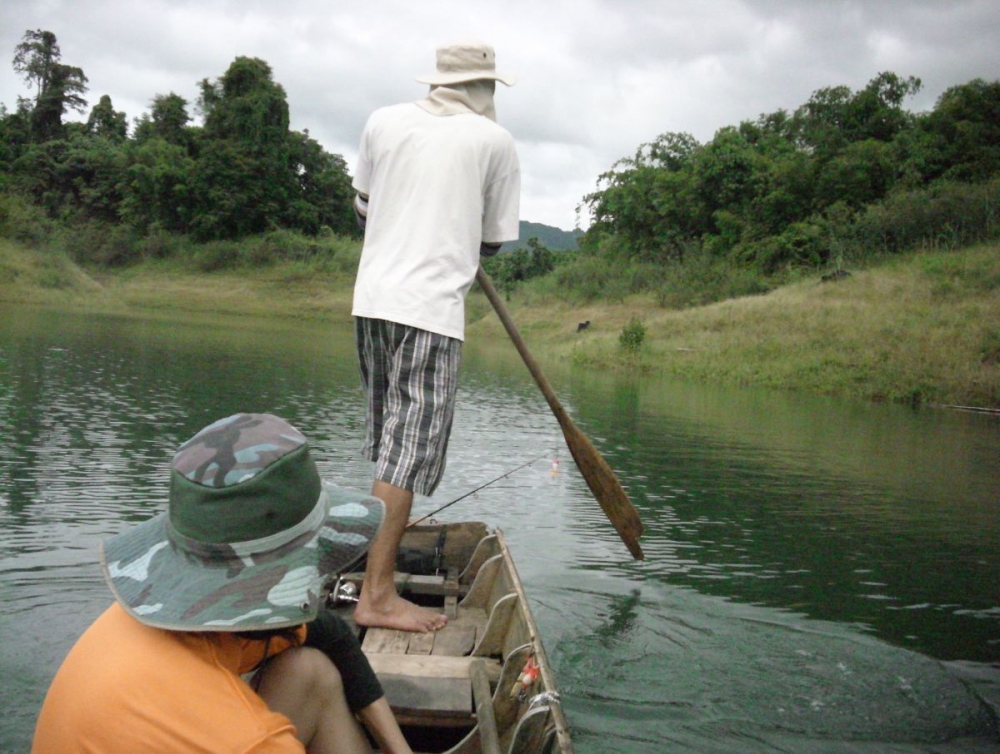 อีกวัน ไปตีเหยื่อมปลอม
แต่ต้องหัดพายเรือให้เป็น
 :angry: