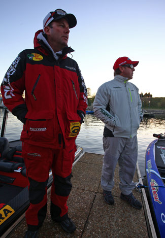 Kevin VanDam กับ Dean Rojas อยู่ในชุดรับลมหนาวเต็มพิกัด