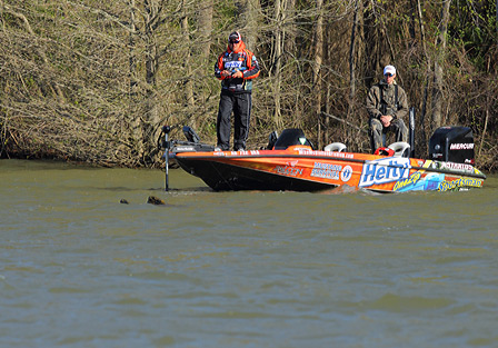 Mike McClelland คุ้ยหาปลาตามไม้ล้มกลางน้ำ นี่ก็หา Largemouth เหมือนกัน :grin: