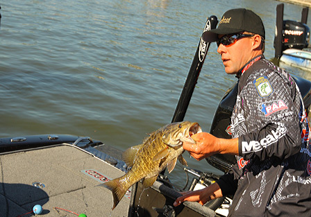 Aaron Martens กับ Smallmouth ขนาดสวยมาก