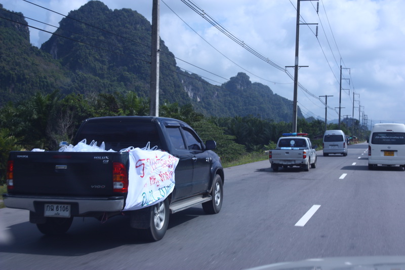 น้ำใจของคนไทยมีให้เห็นอยู่ทั่วไป ตามถนนที่มุ่งไปยังเขตภัยพิบัติ