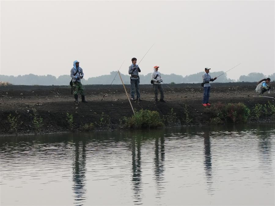 [b]คันบ่อ (ฝั่งซ้าย) น้าอั๋น น้าหนึ่ง น้าทองดี ยืนเรียงหน้ากระดาน ยึดพื้นที่ไว้แล้วครับ อิอิ[/b]
:u