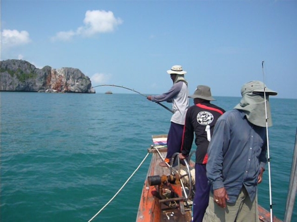 ที่มาอัดหัวเรือ เพื่อหลบสายสมอที่อยู่ใต้ท้องเรือ เป็นวิธีที่ปลอดภัยที่สุด