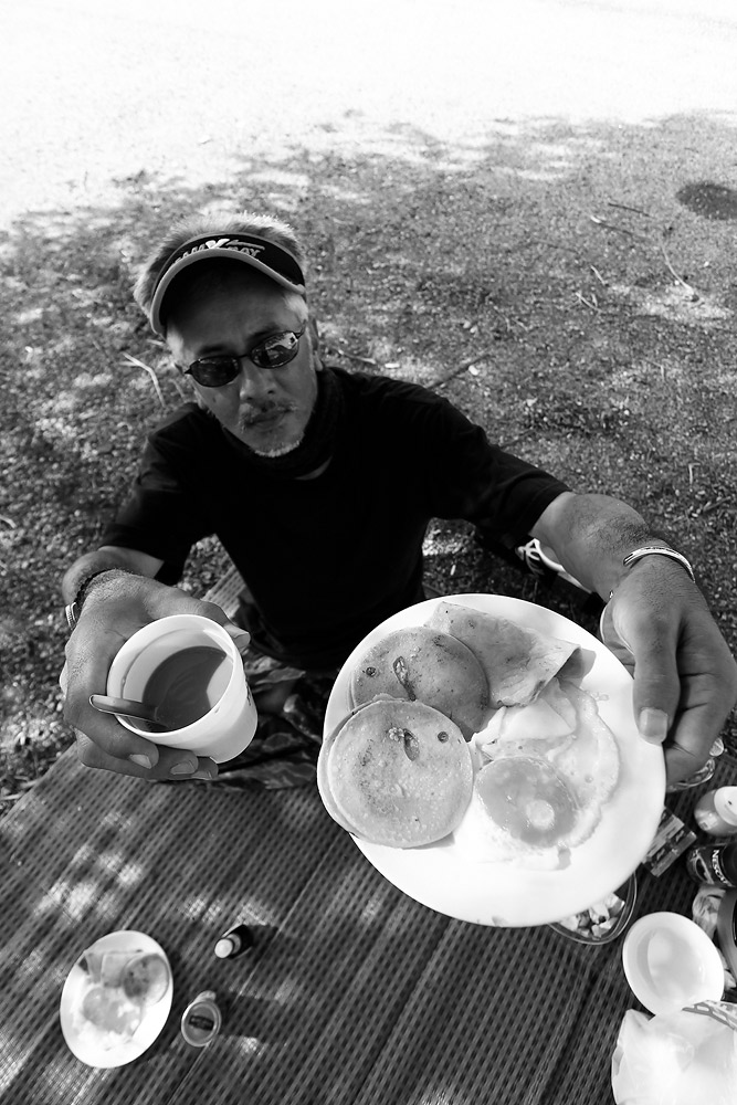 อาหารเช้าของเรา   น้านวล เสริฟ ด้วย  กาแฟร้อน  ไข่ดาว  แฮม  ขนมปังทาเนยปิ้งราดด้วยนมข้นหวาน   อิ่มอร