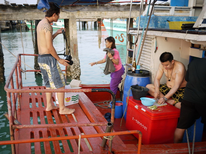 ด้านหลังเรือเตรียมกับข้าวกับปลา แบ่งหน้าที่กันไป