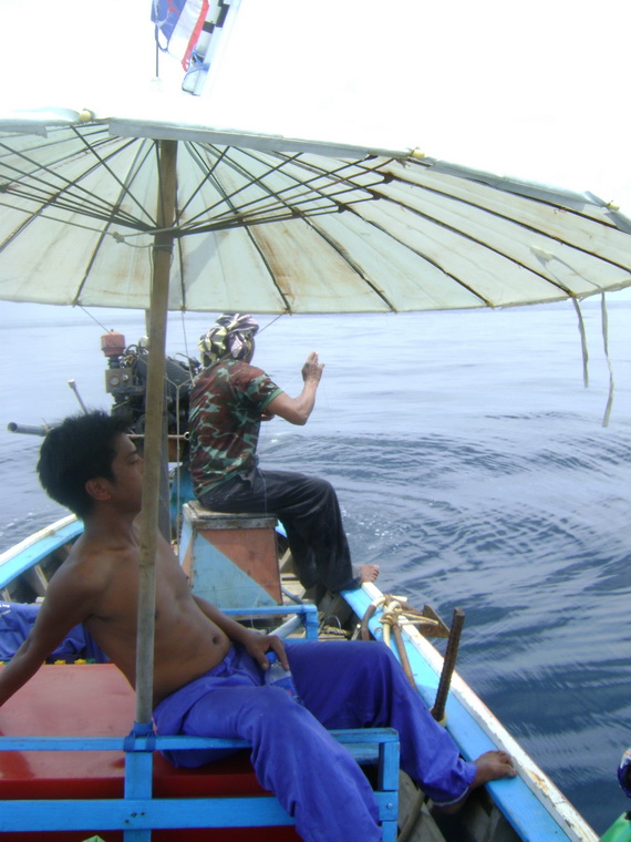 ท้ายเรือ พี่ไต๋เสือดาว รำมวยจีนอีกแว้ว ท่าทางตัวนี้จะไม่ธรรมดา ถึงกับต้องออก ท่ารำมวยจีนเลย
โดนมีคน