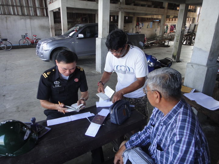 ผู้จัดการเก๋ เตรียมเอกสารให้กับ พี่วินัย ตม. ของไทยเราตรวจครับ