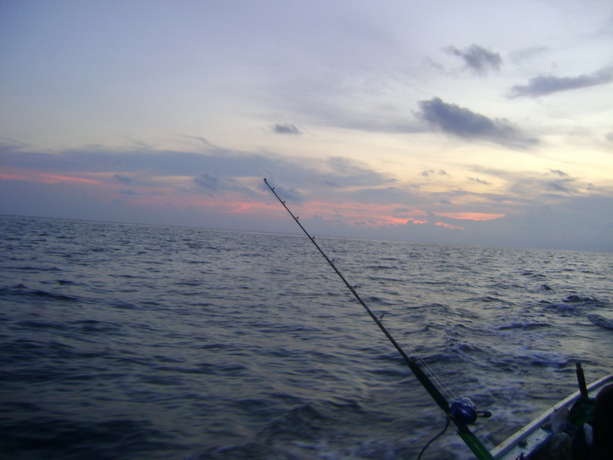 ยามเย็น อาทิตย์อัสดง ขอบคุณท้องทะเล ที่เมตตา สำหรับความสุข ที่ได้รับจากการออกไปตกปลา 