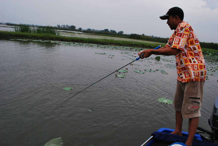 


น้ำมันเรือ..ก้อหมด...กำ :angry: :angry: :angry: :angry: