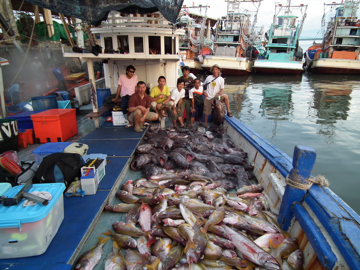 ถ่ายพร้อมสมาชิกในเรือ ครับผม!!!