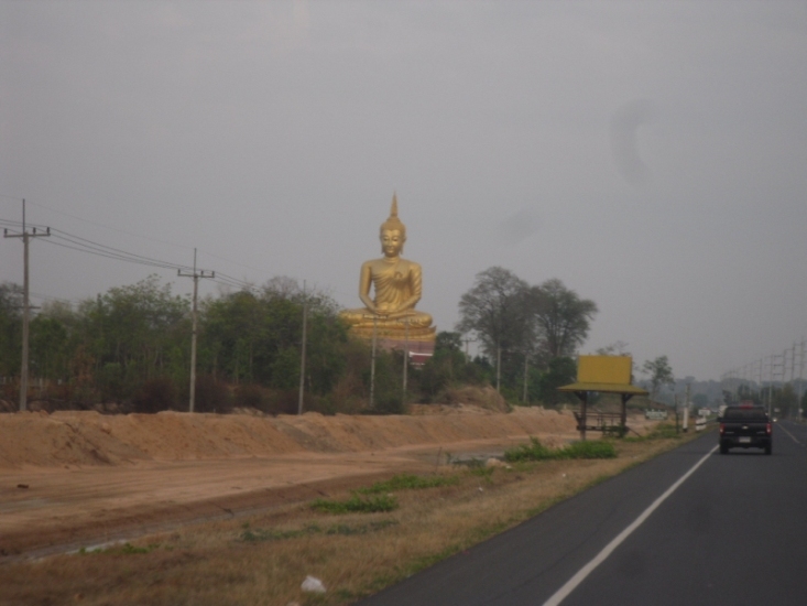 ใกล้ถึงแล้วครับ  เดินทางจากตัวเมืองอุบล ถ้ามองเห็นพระใหญ่อยู่ซ้ายมือก็แสดงว่าถึงเขื่องในแล้วครับ

