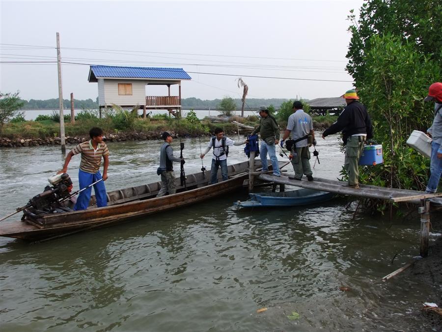 [b]ต่างก็ค่อยๆทยอยกันลงเรือ เกือบจะหมดแล้วครับ ให้ไว ให้ไว กาแฟ ปาโก๋ รออยู่ ปลายทางจ้า อิอิ[/b]
:u