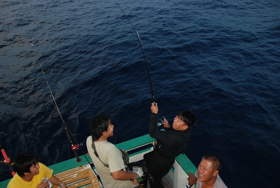 วุ่นวายที่ท้ายเรือ จิ๊ก กินทีละสองสายเลยครับบบ :grin: :grin: