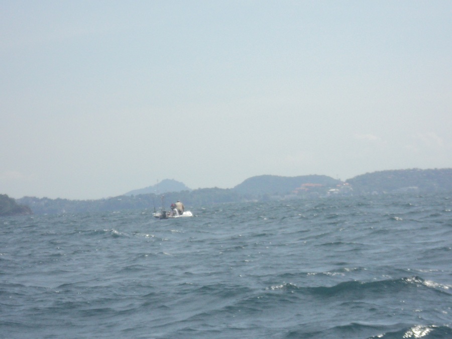 มาหน้าเกาะเฮลมลงพอดีตอนสายๆ  ที่เห็นเรือมาโนชกำลังเล่นคลื่นอยู่  เหนื่อเลยทริพนี้ลูกพี่ :laughing: :