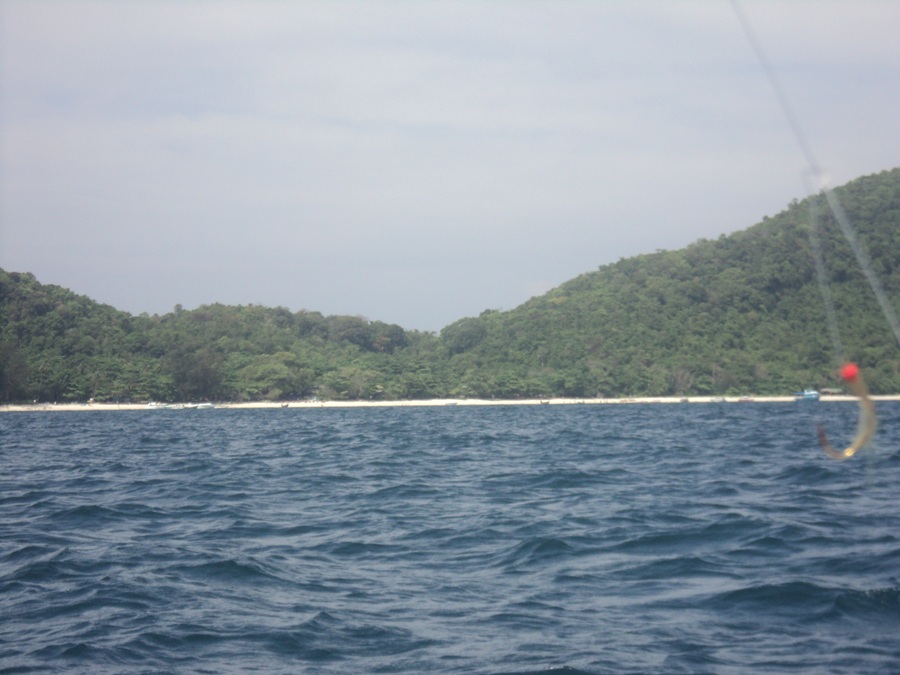 มองเห็นหน้าหาดเกาะเฮที่นักท่องเที่ยวชอบมาเล่นน้ำกินกุ้งมังกรเผา  ปูเผา ปลาเผา แพงโค็ดกุ้งตัว3000พันอ