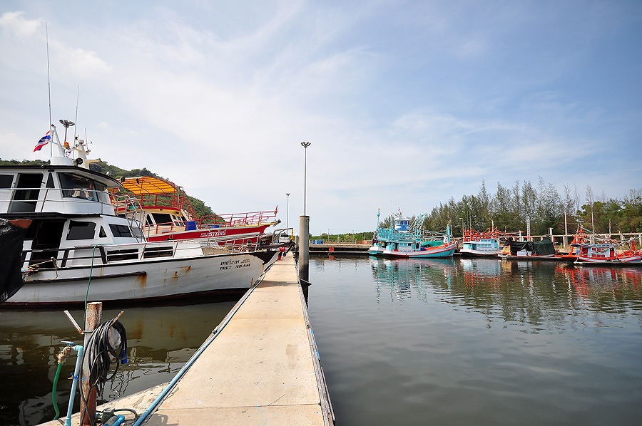 ท่าเรือที่นี่เป็นท่าเรือยอร์ช เรือท่องเที่ยว  ดู ค่อนข้างสะอาด  ทางขึ้น - ลง เรือสะดวกสบายมากครับ   