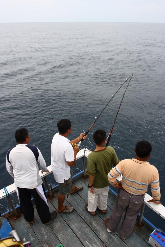 ทีมหมู่คณะนักล่าปลาโอ ต่างพากันเข้าไปมุงดูการสู้ปลาของเพ่หลวง พร้อมทั้งให้กำลังใจและวิพากษ์วิจารณ์ไป