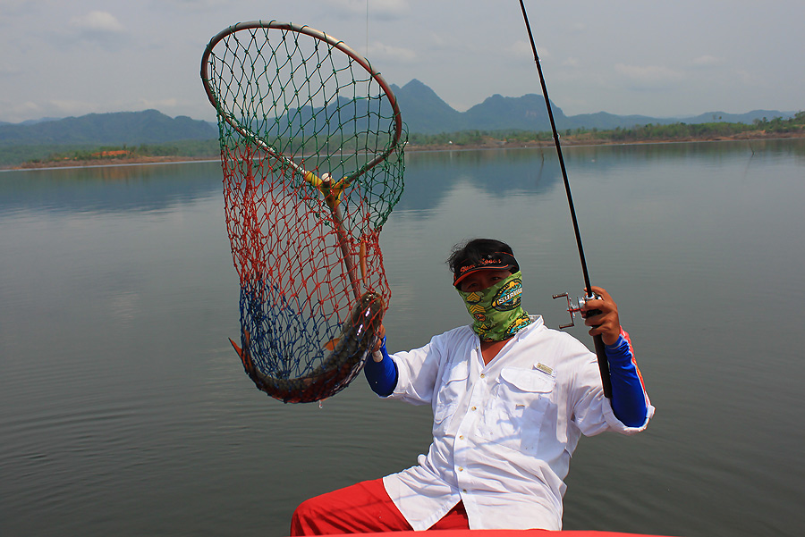 ส่งสวิงมาให้ตรูตักปลา ตรุรู้น่ะว่ามริงคิดจะให้ตรูมานั่งแกะตัวเบ็ดจากสวิงใช่ป่าว เอ้า....น้องส่งมาก็ต