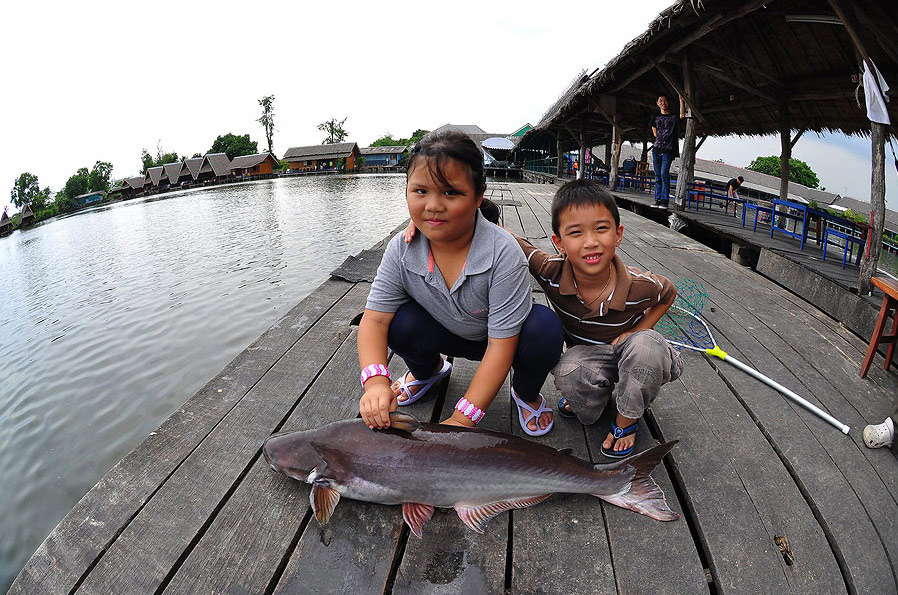 ถ่ายรูปกับน้องบัวลูกสาวลุงเยาว์ซักหน่อย