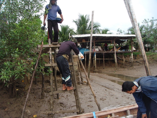 หลังจากที่นั่งรอซักพักก็มากันถึง จัดการเอาของลงเรือกันเลย