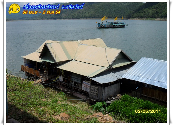 แพขายของที่น้าอุ้ยขับเรือพาเด็กๆม