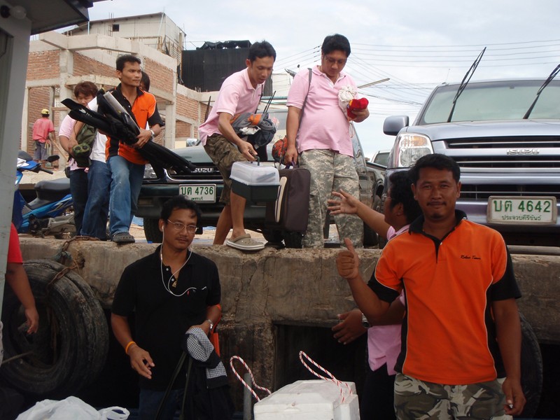 จัดของลงเรือก่อนออกไปสู่ท้องทะเล... 