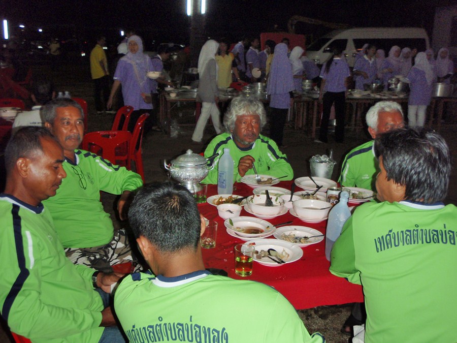 กินกันไปดูกันไป ใครเป็นใครบ้างรายงานตัวด้วยนะครับ อันนี้ทีมบ่อทองนำโดยลุงอุดมีปีนี้ติดรางวัลด้วยครับ