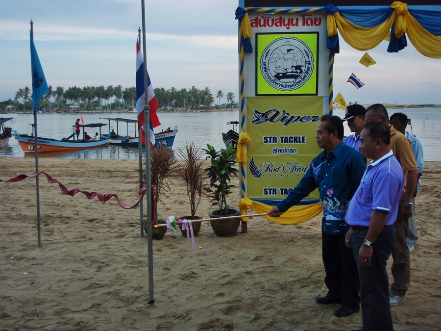 จุดประทัดเปิดงานครับ เริ่มออกเรือได้แล้ว