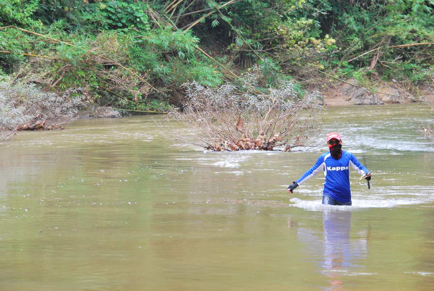 ผมเหมือนนกรู้ครับ...ผมยังไม่ได้ประกอบเบ็ดเลย...เห็นฝนลงผมก็ไม่ประกอบตีปลาพวกนี้แล้วครับน้ำมันขุ่น...