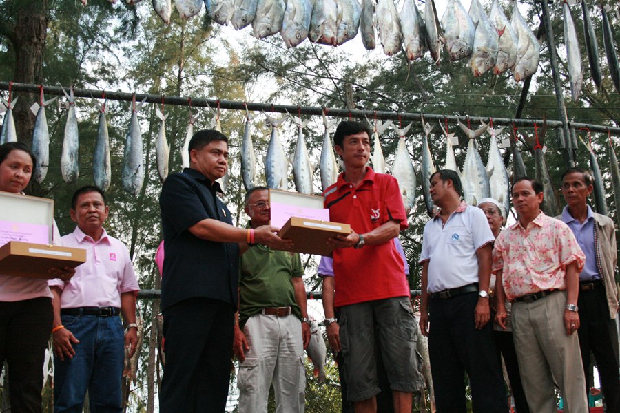            รางวัลรองชนะเลิศ ปลาโฉมงาม

  คุณณัฐพล  นิลยนิมิต  จากทีม ตุนตน

           น้ำหนัก  