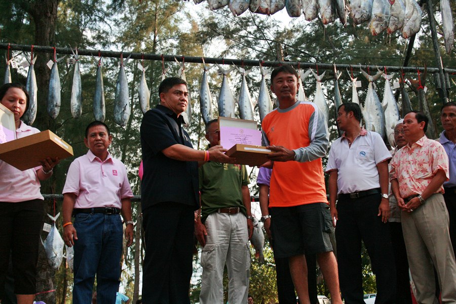            รางวัลรองชนะเลิศ ปลาสละ

  คุณไพศาล  หวันดะหวา  จากทีม เคนราพาร่า ( รับแทน )

       