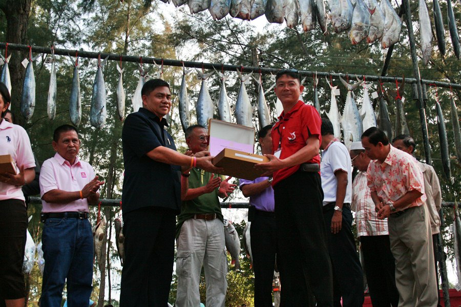            รางวัลชนะเลิศ ปลาเก๋า

  คุณธรรมรัตน์  จันทวงศ์  จากทีม ประชาธิปัตย์ ปัตตานี

       