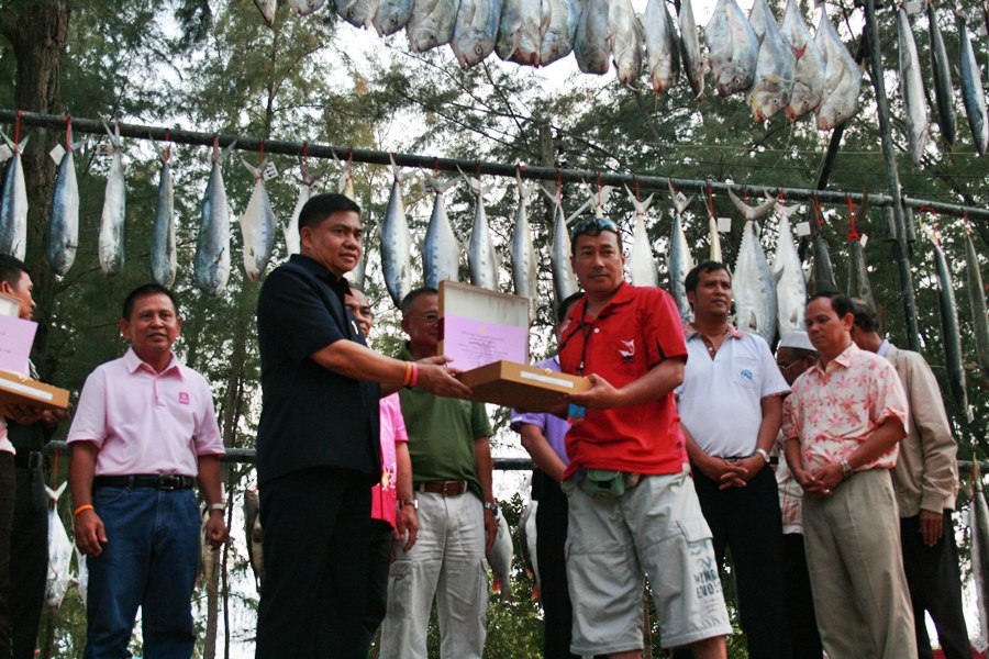            รางวัลชนะเลิศ ปลากระพง

  คุณซัยนัลอารีฟีน  เจะยะ    จากทีม ประชาธิปัตย์ ปัตตานี

   