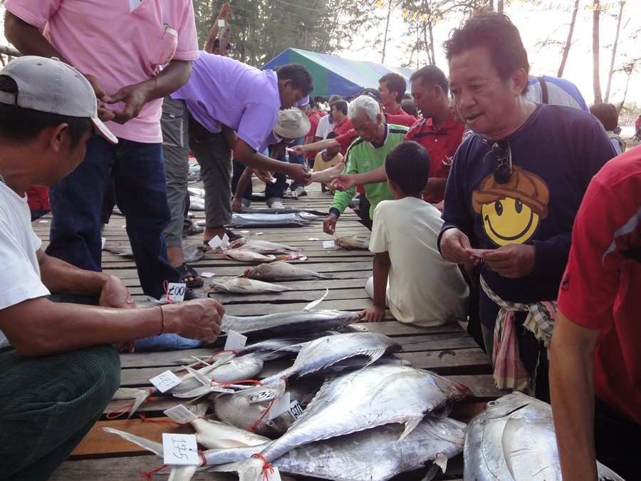 หลังมอบรางวัลเสร็จ นักกีฬาเอาบัตรปลารับปลาที่ขึ้นชั่งกลับบ้านครับ บางส่วนมอบให้กับจำหน้าที่ตำรวจเพื่