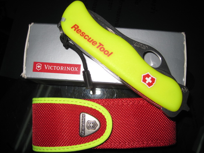 ส่วนตัวนี้ผมซื้อมาจากสวิตเซอร์แลนครับ

VICTORINOX  รุ่น RESCUE  

รุ่นนี้ทำมาสำหรับหน่วยกู้ภัยโด