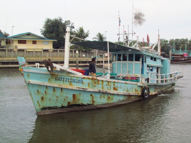 เรือพร้อมอยู่ที่ท่า แล้วครับ  เพชรวรรณพงษ์   ลำนี้จะพาเราไปหาความสำราญที่หมายนอกกันครับ  :love: :che