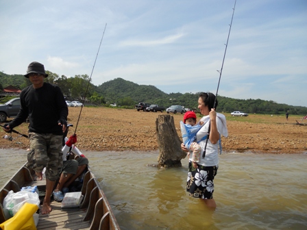 
    น้องหลีกับซีซั่น เดินลุยน้ำมาให้เลยนะนี้........... :love: