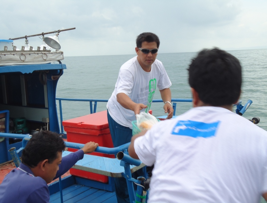 ขนเสบียงลงเรือก่อนครับ   